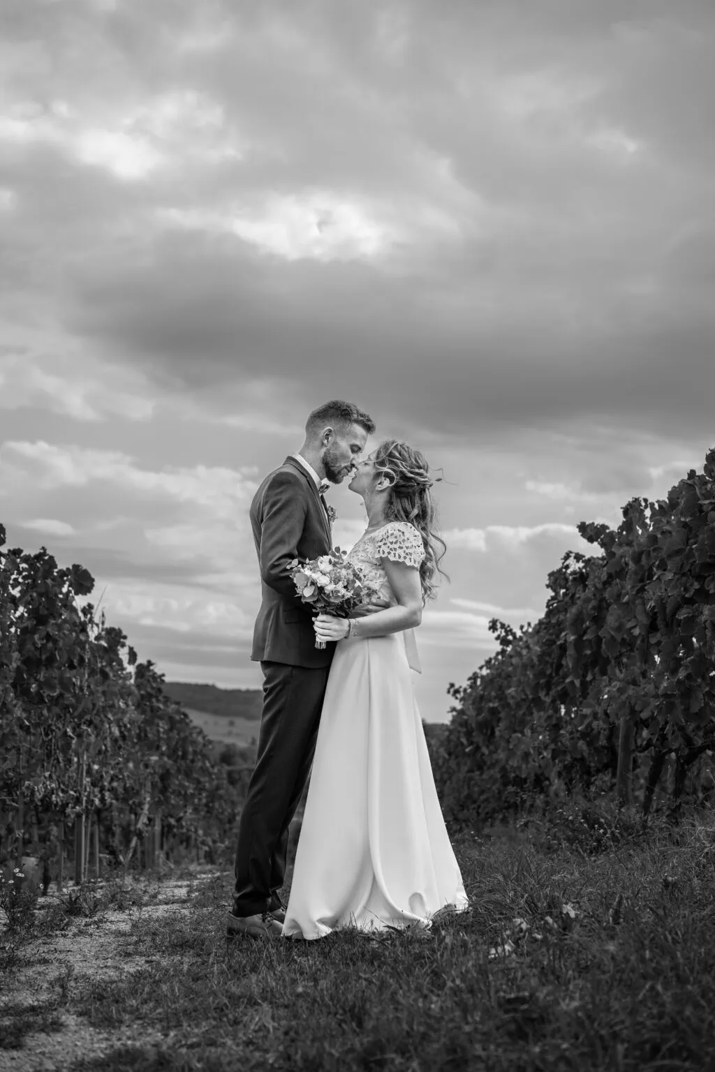 Portrait des mariés au coucher du soleil dans les vignes de la Drôme